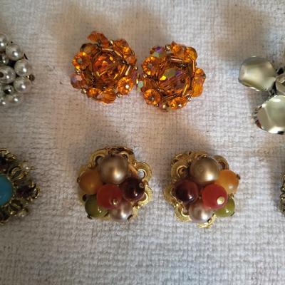 VINTAGE CLIP ON EARRINGS
