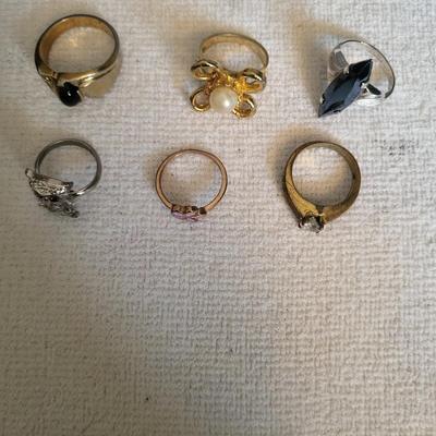 6 COSTUME RINGS