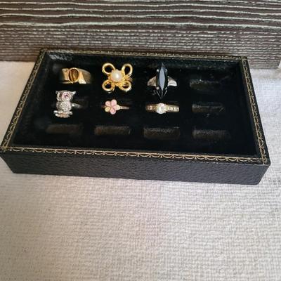 6 COSTUME RINGS