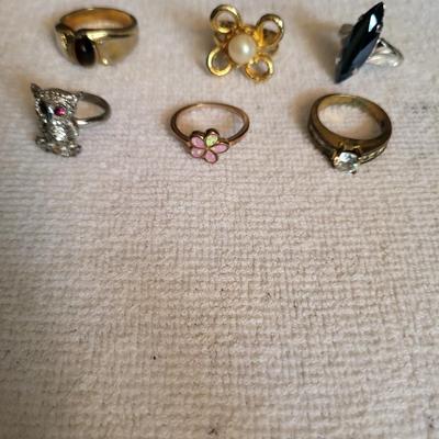 6 COSTUME RINGS