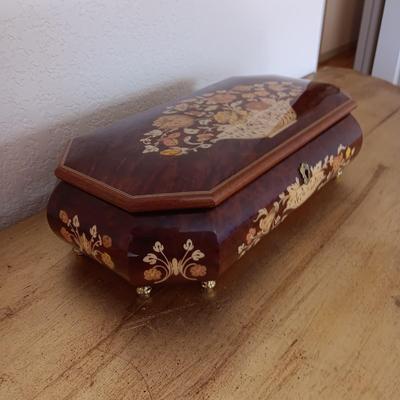 BEAUTIFUL REUGE MUSICAL JEWELRY BOX MADE IN ITALY