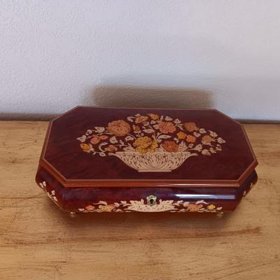 BEAUTIFUL REUGE MUSICAL JEWELRY BOX MADE IN ITALY
