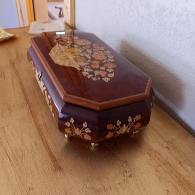 BEAUTIFUL REUGE MUSICAL JEWELRY BOX MADE IN ITALY