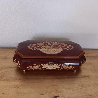 BEAUTIFUL REUGE MUSICAL JEWELRY BOX MADE IN ITALY