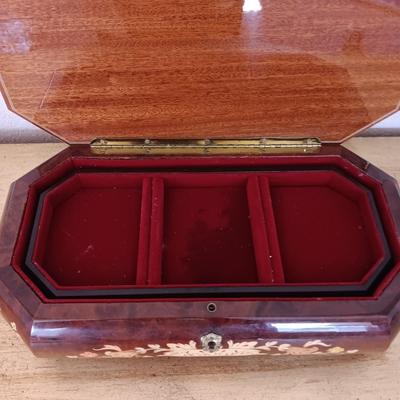 BEAUTIFUL REUGE MUSICAL JEWELRY BOX MADE IN ITALY