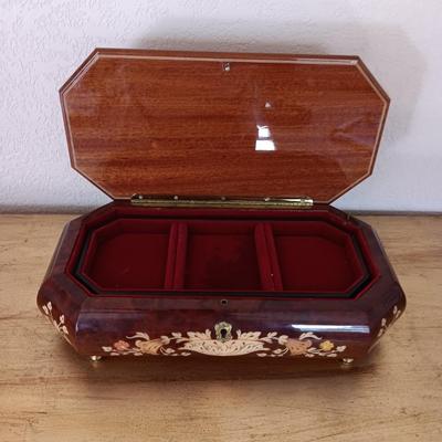 BEAUTIFUL REUGE MUSICAL JEWELRY BOX MADE IN ITALY