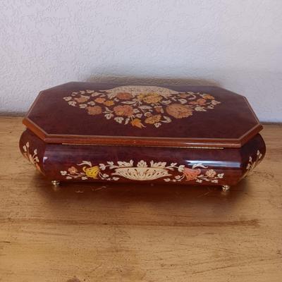 BEAUTIFUL REUGE MUSICAL JEWELRY BOX MADE IN ITALY