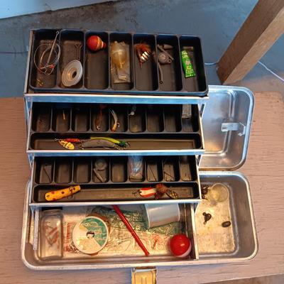 TACKLE BOX WITH SOME TACKLE