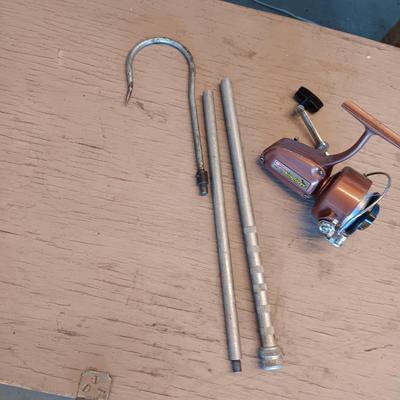 GARCIA KINGFISHER GK-10 & A 2ND REEL PLUS GAFFING HOOK