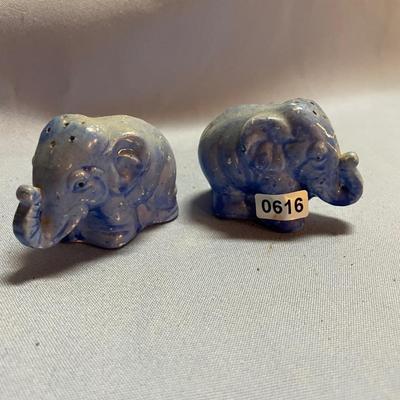 Vtg elephant salt & pepper