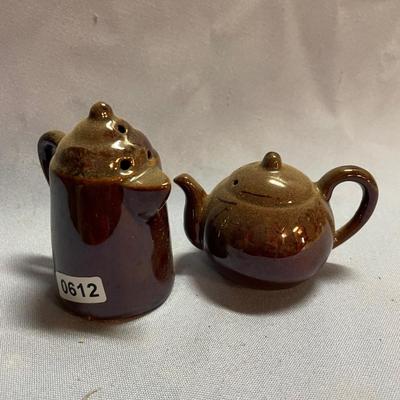 Brown teapot/coffee pot salt & pepper