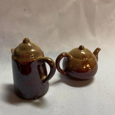 Brown teapot/coffee pot salt & pepper
