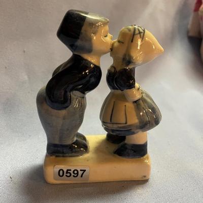 Delft kissing couple