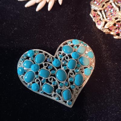 VINTAGE BROOCHES