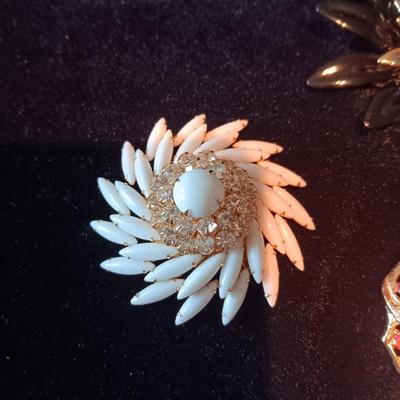 VINTAGE BROOCHES