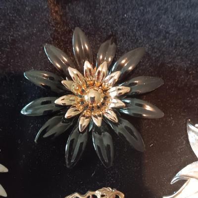 VINTAGE BROOCHES
