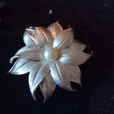 VINTAGE BROOCHES