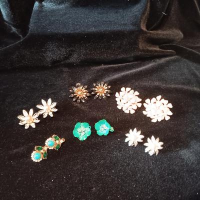 AN ASSORTMENT OF CLIP AND SCREW BACK EARRINGS