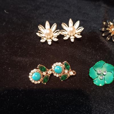 AN ASSORTMENT OF CLIP AND SCREW BACK EARRINGS