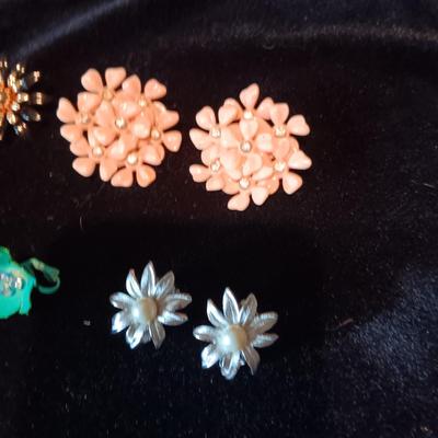 AN ASSORTMENT OF CLIP AND SCREW BACK EARRINGS