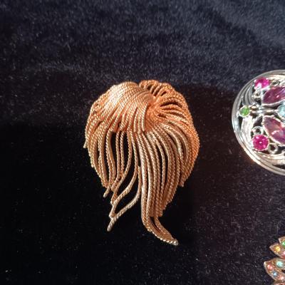 VINTAGE BROOCHES