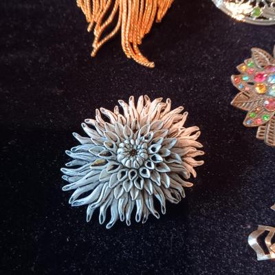 VINTAGE BROOCHES
