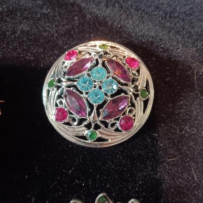 VINTAGE BROOCHES