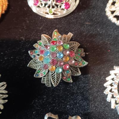 VINTAGE BROOCHES
