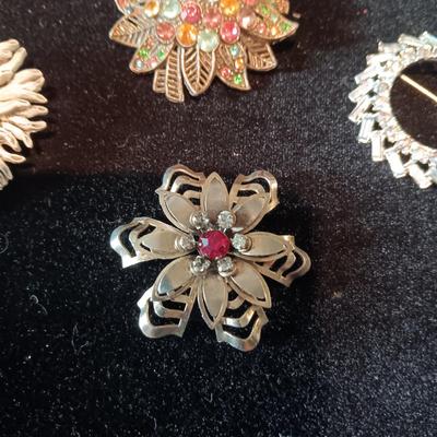 VINTAGE BROOCHES
