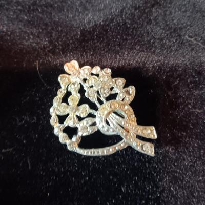 VINTAGE BROOCHES