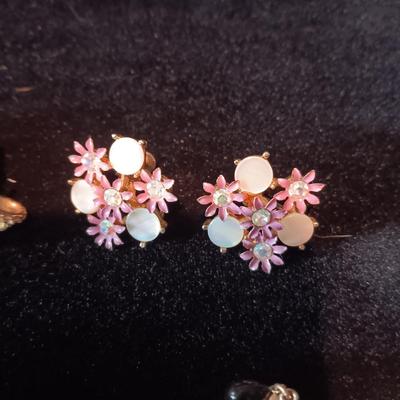 NICE VARIETY OF CLIP AND SCREW EARRINGS