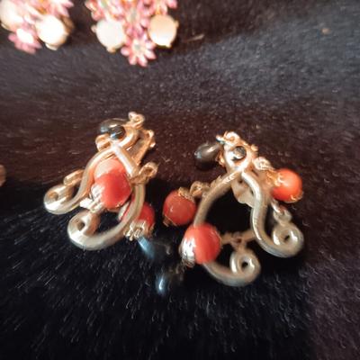NICE VARIETY OF CLIP AND SCREW EARRINGS