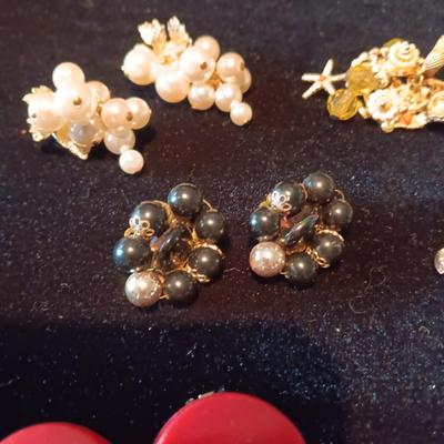 NICE VARIETY OF CLIP AND SCREW EARRINGS