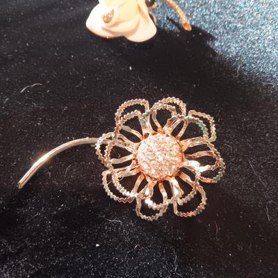 A COLLECTION OF PINS AND BROOCHES
