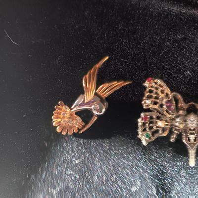A COLLECTION OF PINS AND BROOCHES