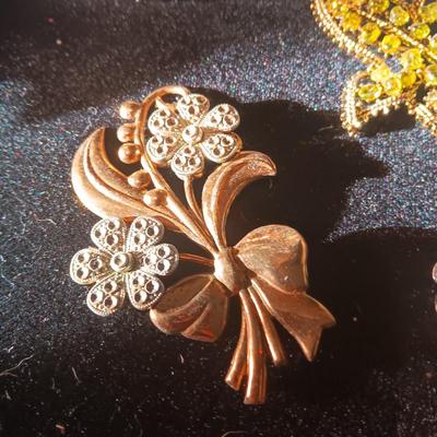 A COLLECTION OF PINS AND BROOCHES