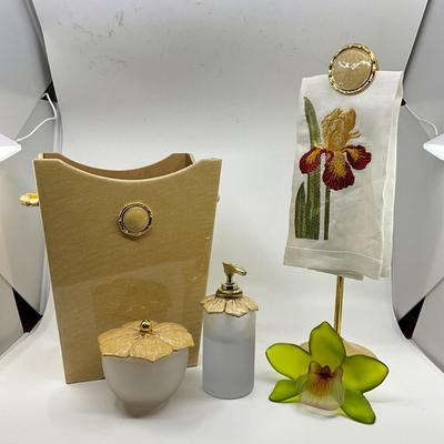 816 Mike & Ally Decorative Bathroom Set with Towel