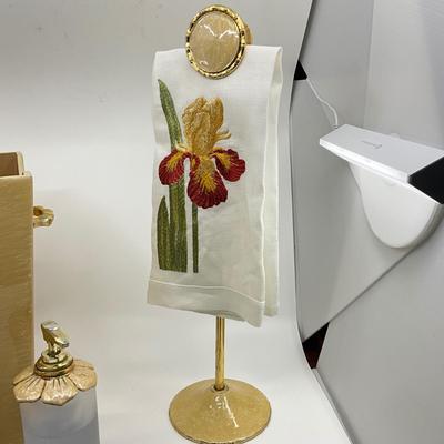 816 Mike & Ally Decorative Bathroom Set with Towel
