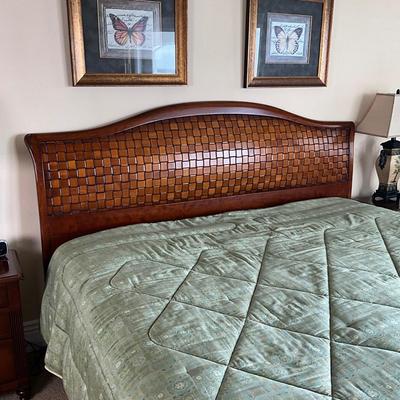 822 LANE Furniture Mahogany Style Weave King Bed