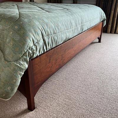 822 LANE Furniture Mahogany Style Weave King Bed
