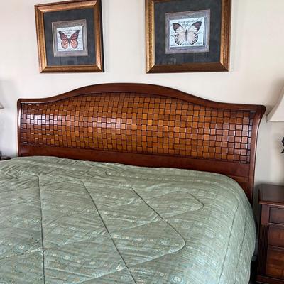 822 LANE Furniture Mahogany Style Weave King Bed