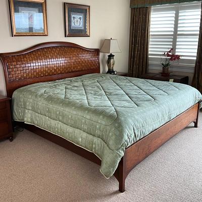 822 LANE Furniture Mahogany Style Weave King Bed