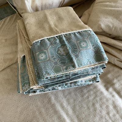823 Royal Sateen Comforter Set with Two Sets of King Sheets