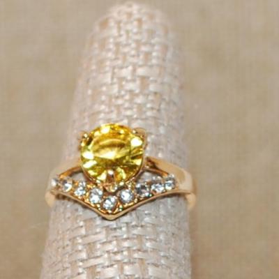 Size 7 Yellow Colored Round Stone Ring with a "V" Clear Stone Accent on a Gold Tone Band (2.6g)