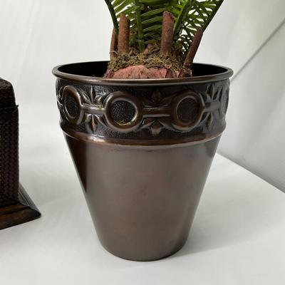 846 Lot of Four Decorative Items