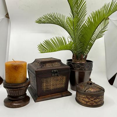 846 Lot of Four Decorative Items
