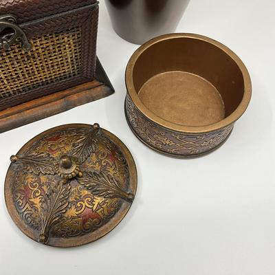 846 Lot of Four Decorative Items