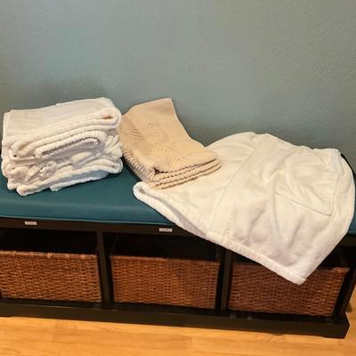 941 Set of 4 Hammacher Schlemmer Spa Terrycloth Robes with Two Bath Mats