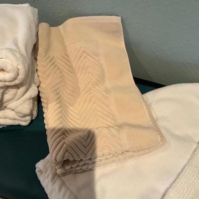 942 Set of 4 Hammacher Schlemmer Terry Cloth Spa Robes with Two Bath Mats