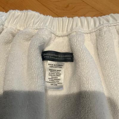 942 Set of 4 Hammacher Schlemmer Terry Cloth Spa Robes with Two Bath Mats